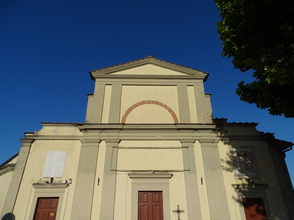 La chiesa di Massarella. La lapide che commemora le vittime dell’eccidio si trova sopra il portale destro