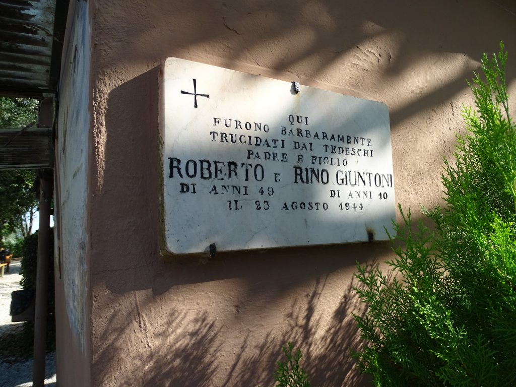 La lapide in memoria di Roberto e Rino Giuntoni
