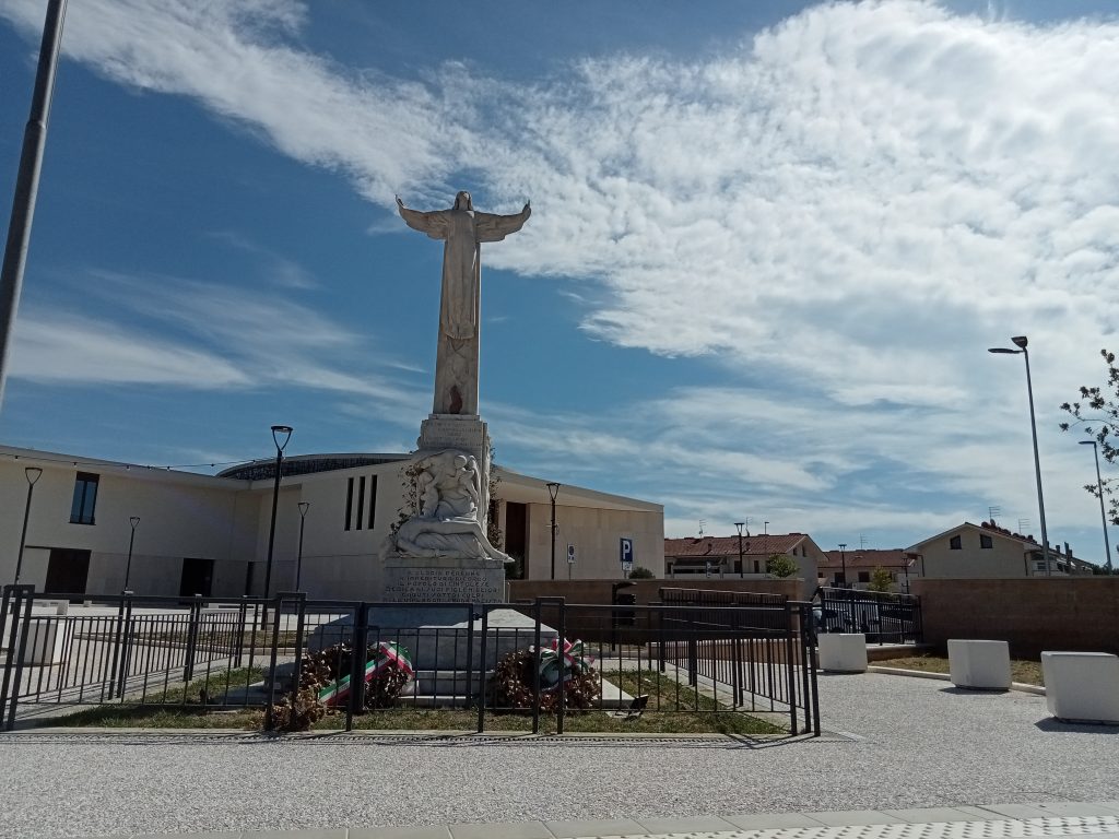 Il monumento e la nuova chiesa di Cintolese
