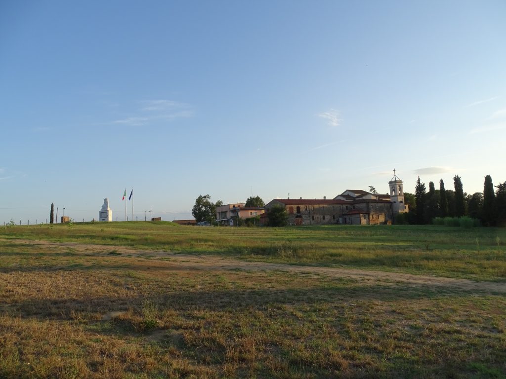 Veduta di Castelmartini con il monumento