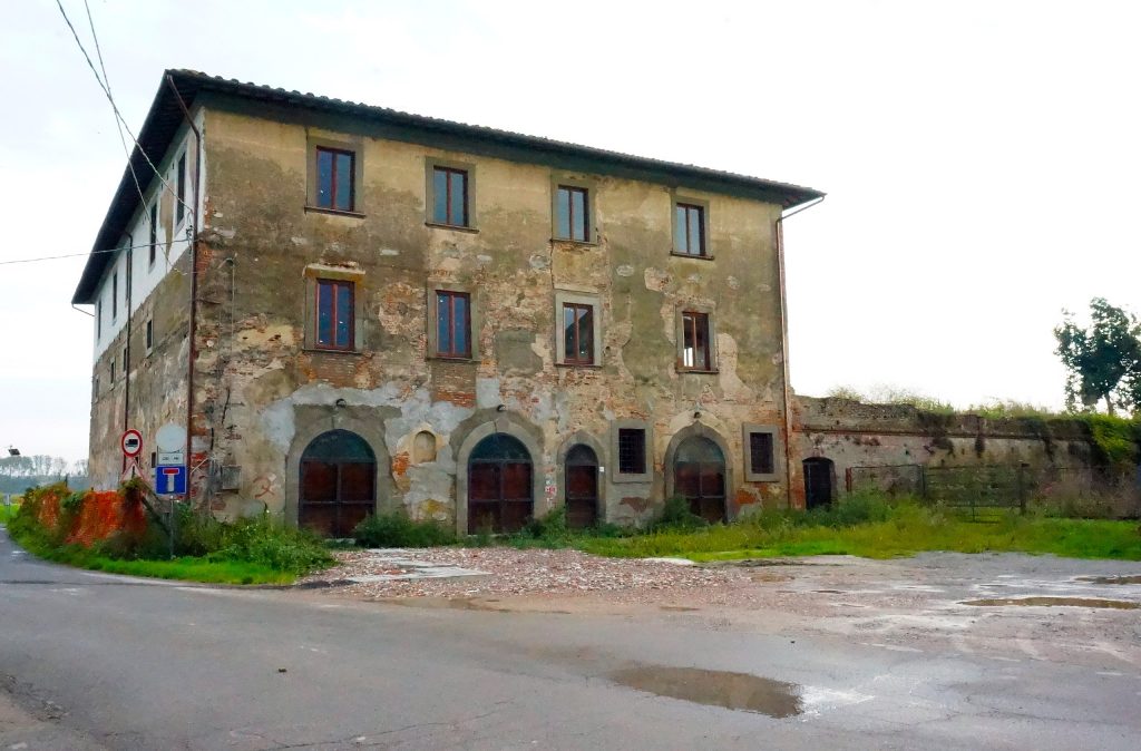 La Dogana prima del restauro. (Foto tratta da: Wikipedia, https://it.m.wikipedia.org/wiki/File:Ponte_Buggianese_-_Dogana_del_Capannone_2.jpg)
