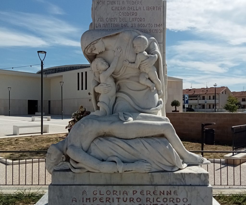Il monumento alla base del pilastro