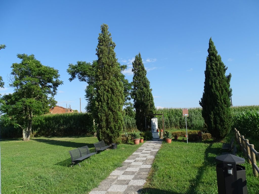 Il giardino allestito intorno al monumento di Pratogrande