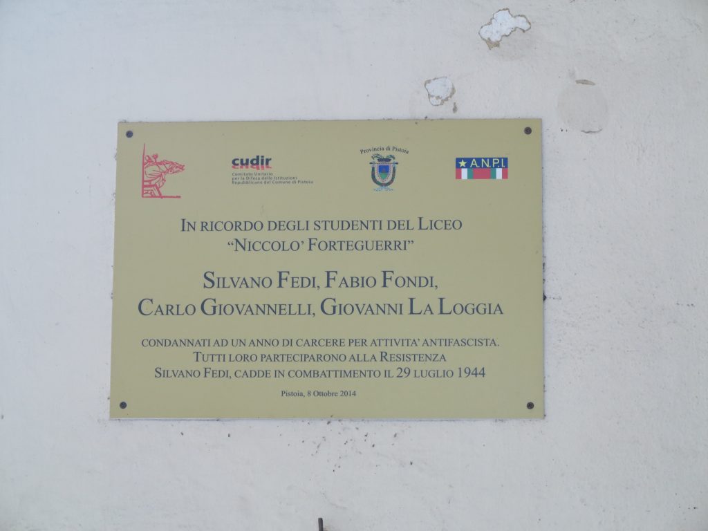 Targa dedicata a Silvano Fedi, Fabio Fondi, Carlo Giovannelli e Giovanni La Loggia all’interno del cortile del Liceo Forteguerri