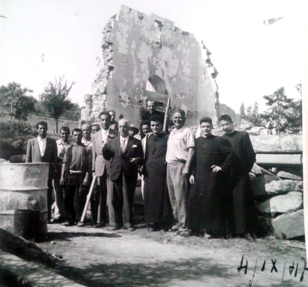 Un gruppo di uomini con alle spalle le rovine della chiesa di San Baronto il 4/9/1947, Archivio storico chiesa di San Baronto